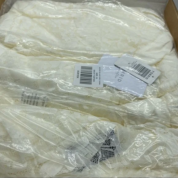 Torrid Women’s Plus Size Ivory Lace Capelet Wedding Dress Size 16 - Picture 11 of 12